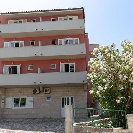 Apartments Elena Tucepi Exterior photo